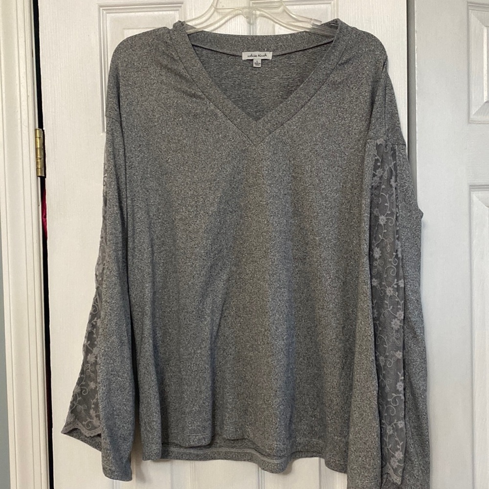 White Birch Gray top with lace detailed sleeve women’s large